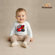 Babybody für Jungen in Weiß mit Motiv „Mini YouTuber“, getragen von einem Kind – Wunderknirps.