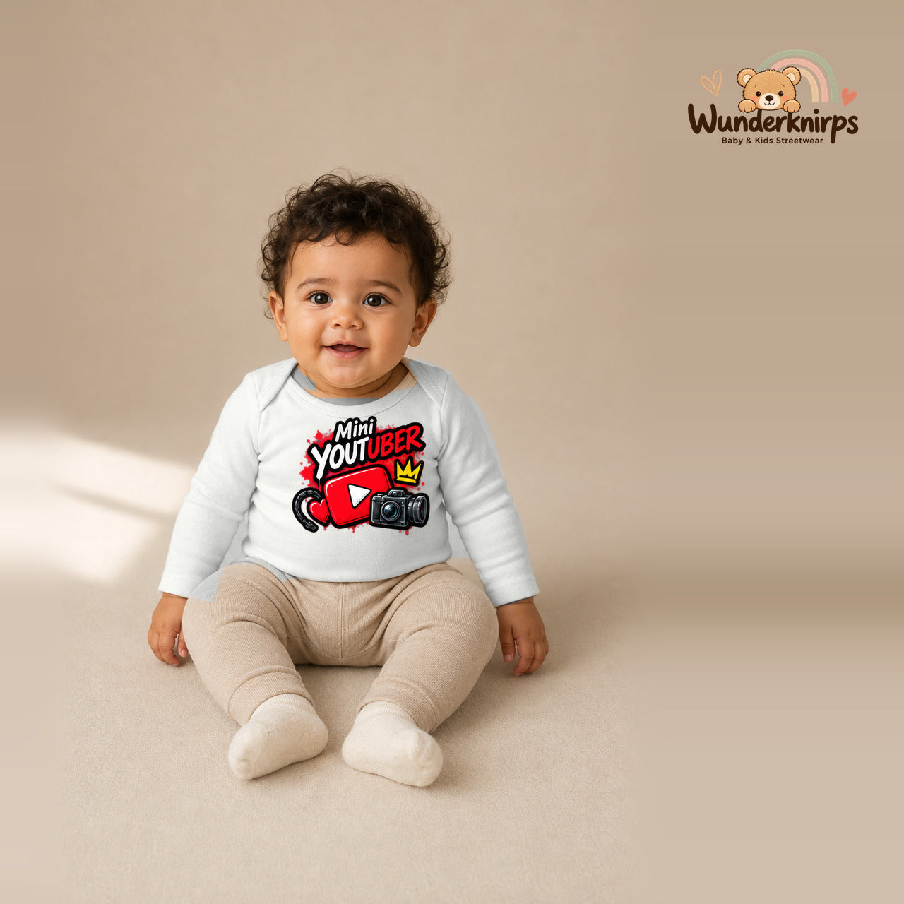 Babybody für Jungen in Weiß mit Motiv „Mini YouTuber“, getragen von einem Kind – Wunderknirps.