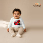Babybody für Jungen in Weiß mit Motiv „Mini YouTuber“, getragen von einem Kind – Wunderknirps.