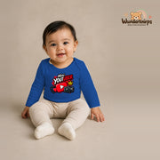 Babybody für Mädchen in Blau mit Motiv „Mini YouTuber“, getragen von einem Kind – Wunderknirps.
