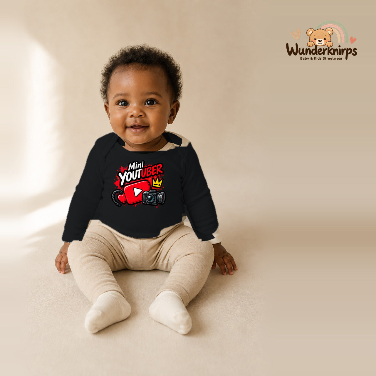 Babybody für Mädchen in Schwarz mit Motiv „Mini YouTuber“, getragen von einem Kind – Wunderknirps.