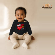 Babybody für Mädchen in Schwarz mit Motiv „Mini YouTuber“, getragen von einem Kind – Wunderknirps.