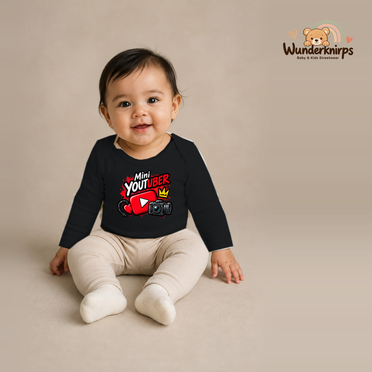 Babybody für Mädchen in Schwarz mit Motiv „Mini YouTuber“, getragen von einem Kind – Wunderknirps.