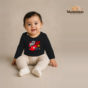 Babybody für Mädchen in Schwarz mit Motiv „Mini YouTuber“, getragen von einem Kind – Wunderknirps.