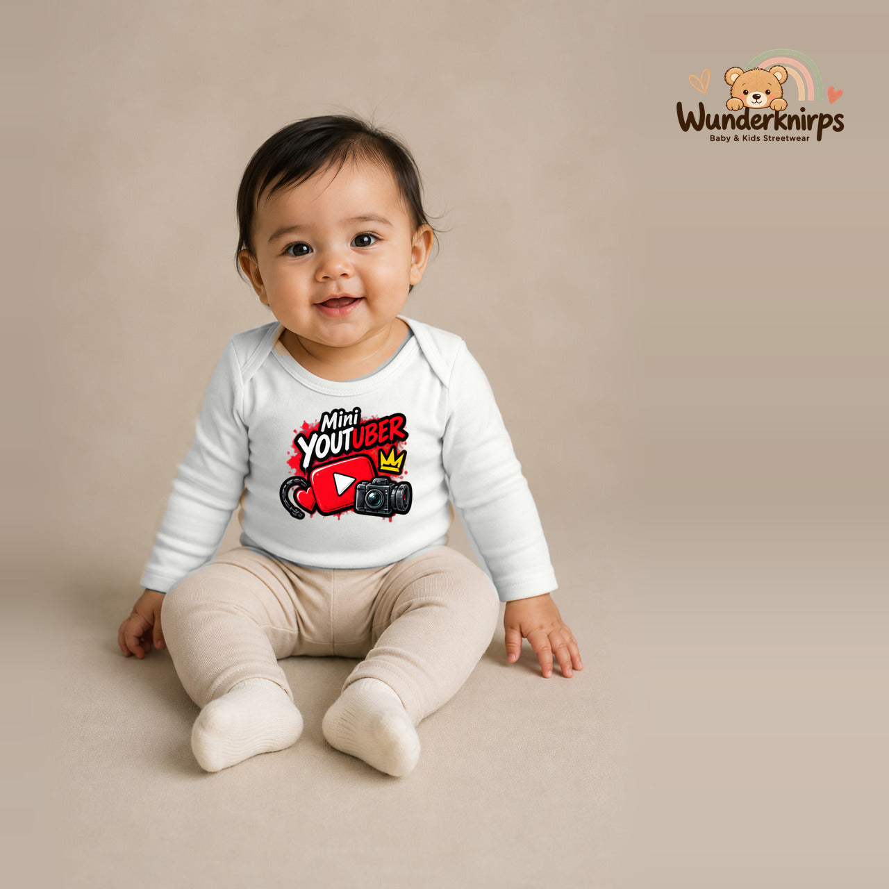 Babybody für Mädchen in Weiß mit Motiv „Mini YouTuber“, getragen von einem Kind – Wunderknirps.