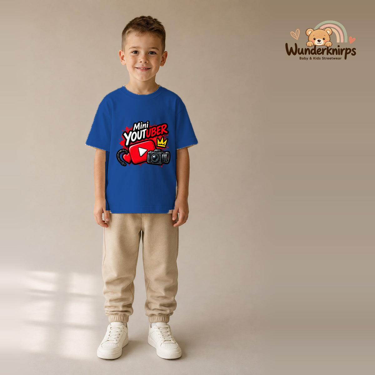 T-Shirt für Jungen in Blau mit Motiv „Mini YouTuber“, getragen von einem Kind – Wunderknirps.