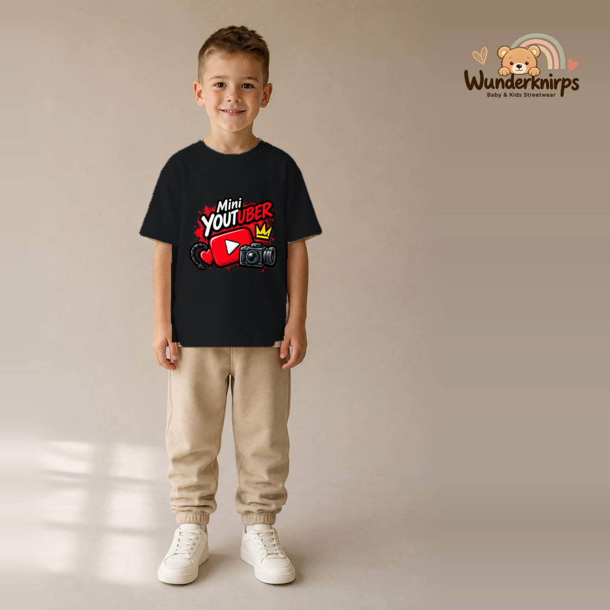 T-Shirt für Jungen in Schwarz mit Motiv „Mini YouTuber“, getragen von einem Kind – Wunderknirps.