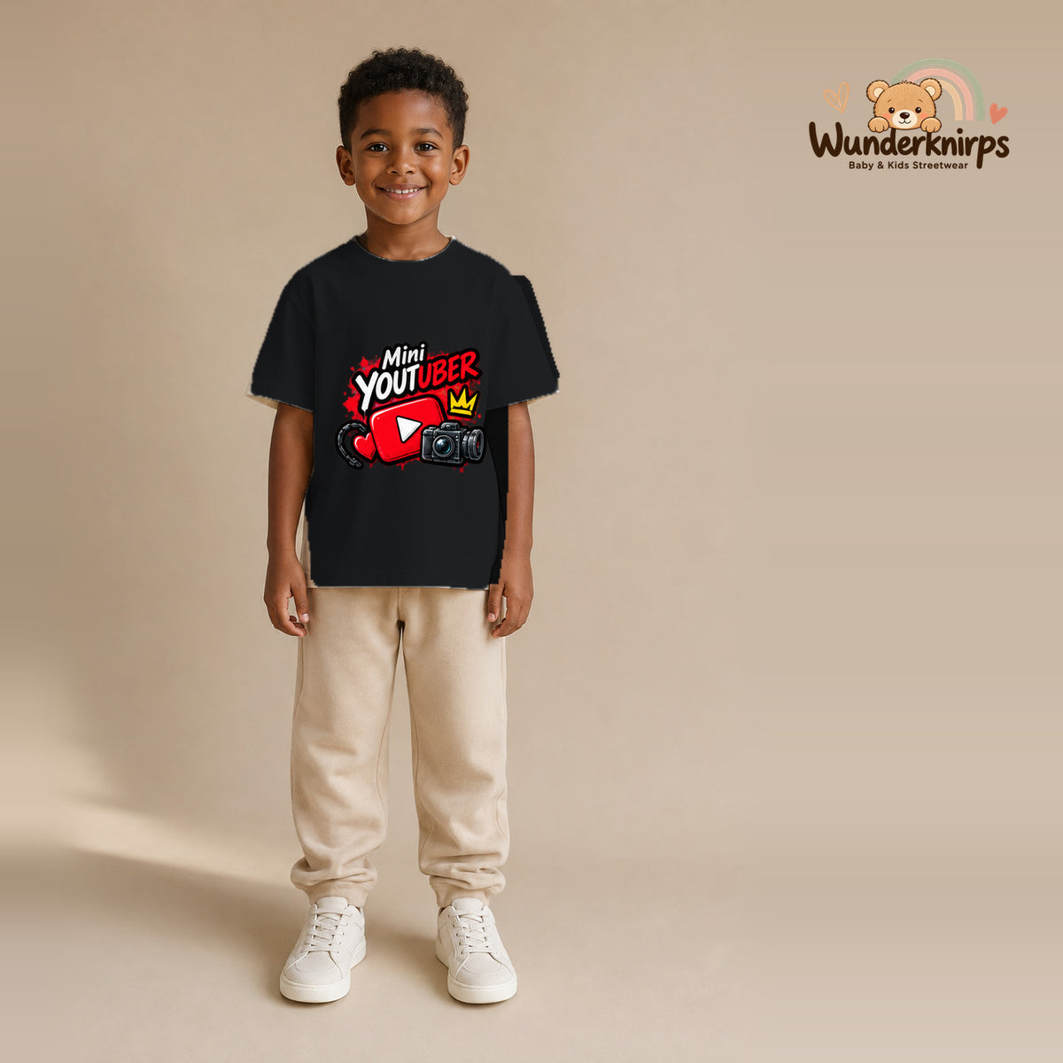 T-Shirt für Jungen in Schwarz mit Motiv „Mini YouTuber“, getragen von einem Kind – Wunderknirps.