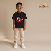 T-Shirt für Jungen in Schwarz mit Motiv „Mini YouTuber“, getragen von einem Kind – Wunderknirps.