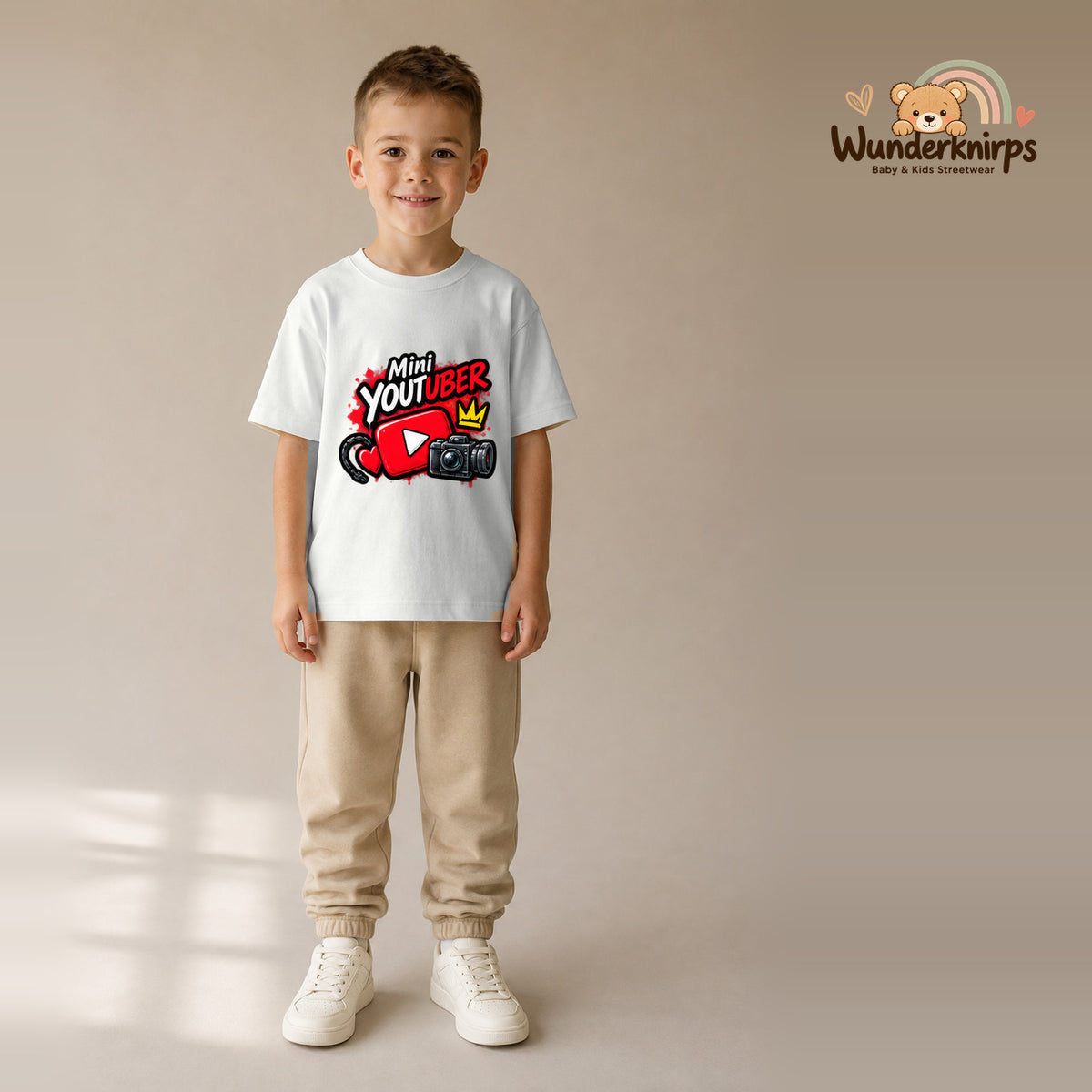 T-Shirt für Jungen in Weiß mit Motiv „Mini YouTuber“, getragen von einem Kind – Wunderknirps.