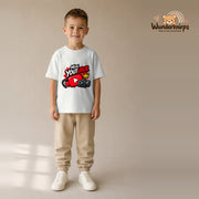 T-Shirt für Jungen in Weiß mit Motiv „Mini YouTuber“, getragen von einem Kind – Wunderknirps.