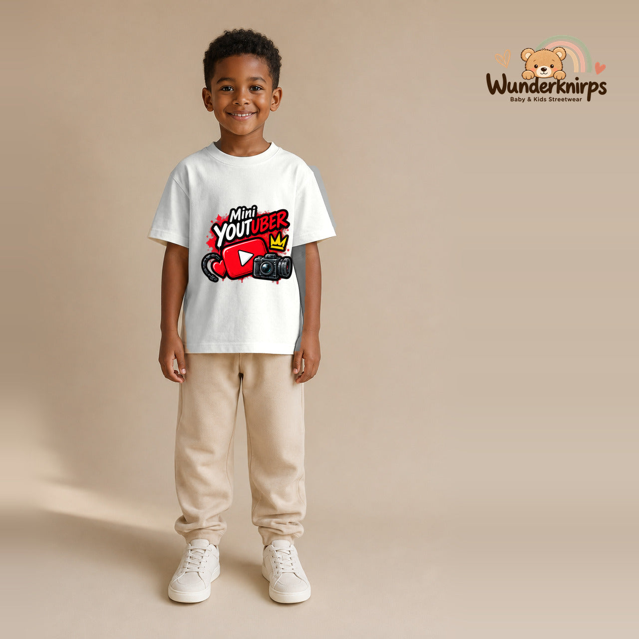 T-Shirt für Jungen in Weiß mit Motiv „Mini YouTuber“, getragen von einem Kind – Wunderknirps.