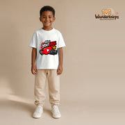 T-Shirt für Jungen in Weiß mit Motiv „Mini YouTuber“, getragen von einem Kind – Wunderknirps.