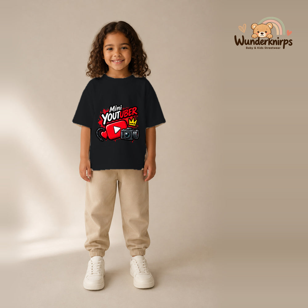 T-Shirt für Mädchen in Schwarz mit Motiv „Mini YouTuber“, getragen von einem Kind – Wunderknirps.