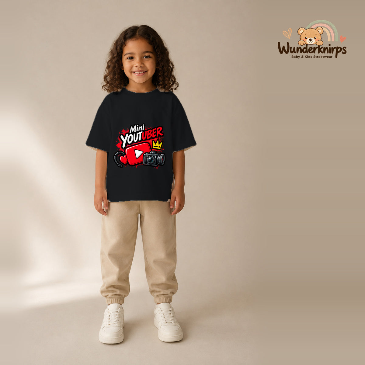 T-Shirt für Mädchen in Schwarz mit Motiv „Mini YouTuber“, getragen von einem Kind – Wunderknirps.