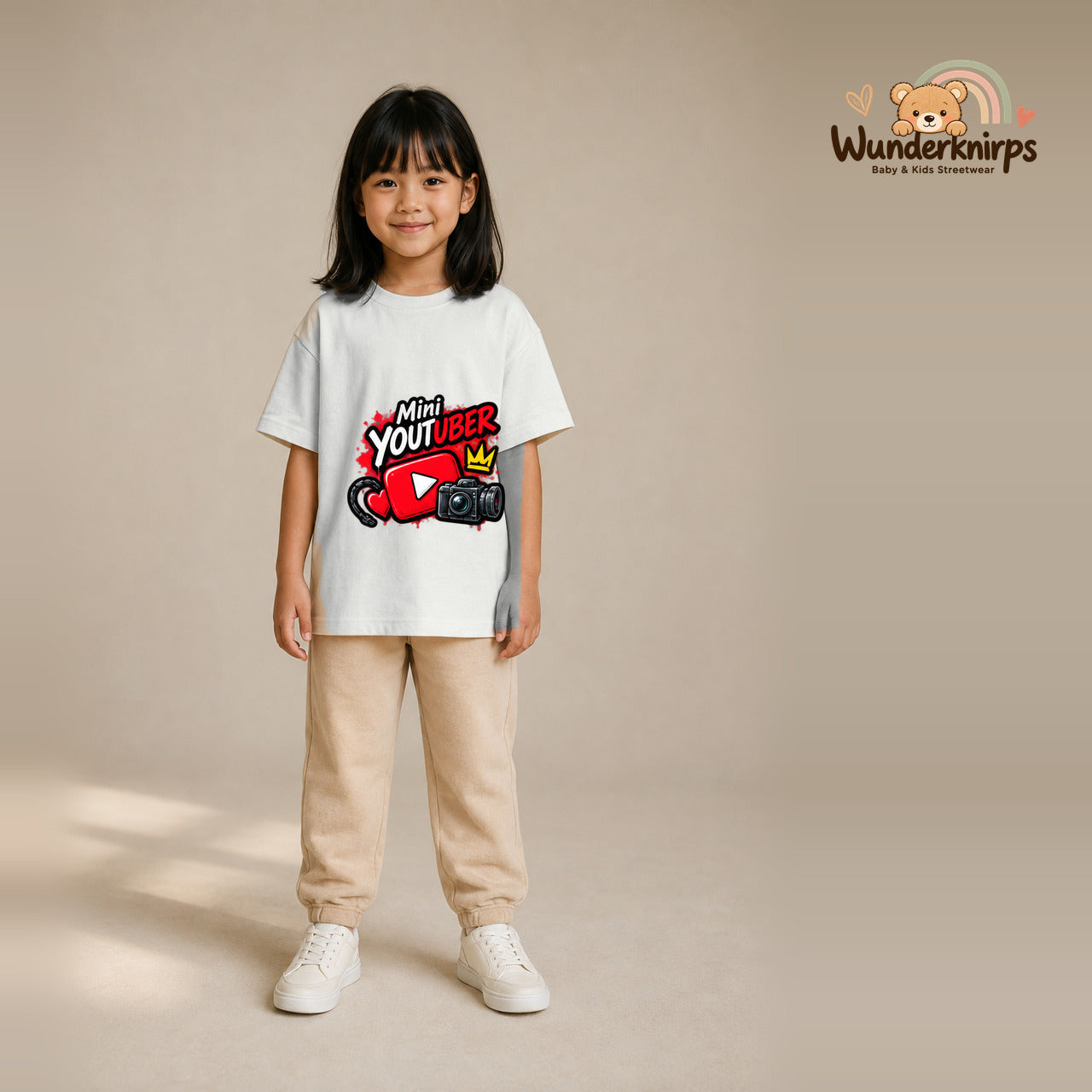 T-Shirt für Mädchen in Weiß mit Motiv „Mini YouTuber“, getragen von einem Kind – Wunderknirps.