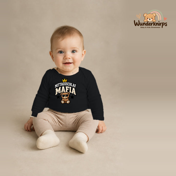 Babybody für Jungen in Schwarz mit Motiv „Mittagsschlaf Mafia“, getragen von einem Kind – Wunderknirps.