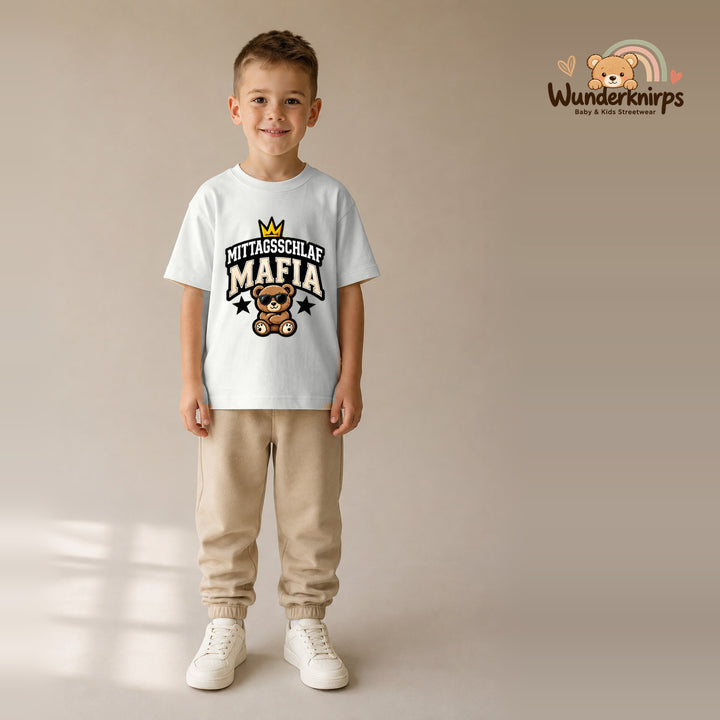 T-Shirt für Jungen in Weiß mit Motiv „Mittagsschlaf Mafia“, getragen von einem Kind – Wunderknirps.