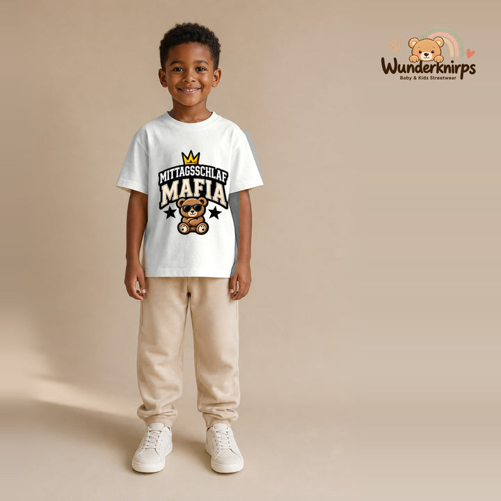 T-Shirt für Jungen in Weiß mit Motiv „Mittagsschlaf Mafia“, getragen von einem Kind – Wunderknirps.