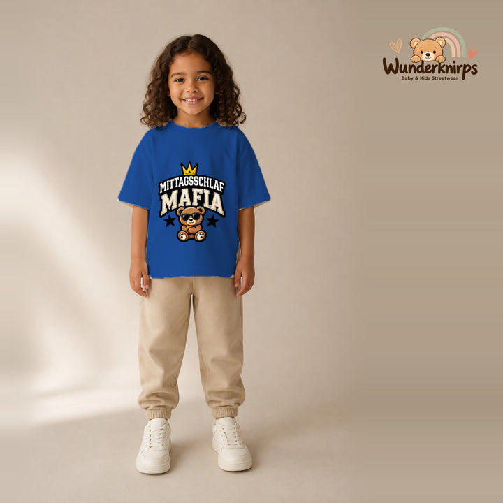 T-Shirt für Mädchen in Blau mit Motiv „Mittagsschlaf Mafia“, getragen von einem Kind – Wunderknirps.
