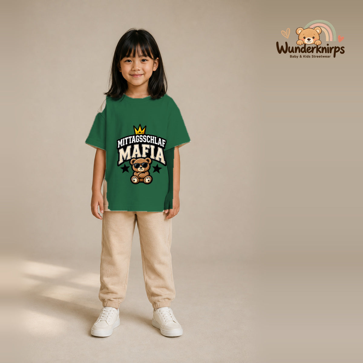 T-Shirt für Mädchen in Grün mit Motiv „Mittagsschlaf Mafia“, getragen von einem Kind – Wunderknirps.