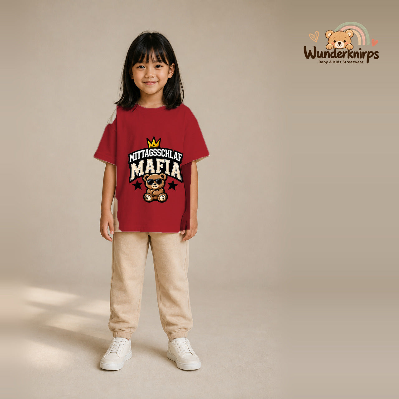 T-Shirt für Mädchen in Rot mit Motiv „Mittagsschlaf Mafia“, getragen von einem Kind – Wunderknirps.