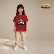 T-Shirt für Mädchen in Rot mit Motiv „Mittagsschlaf Mafia“, getragen von einem Kind – Wunderknirps.