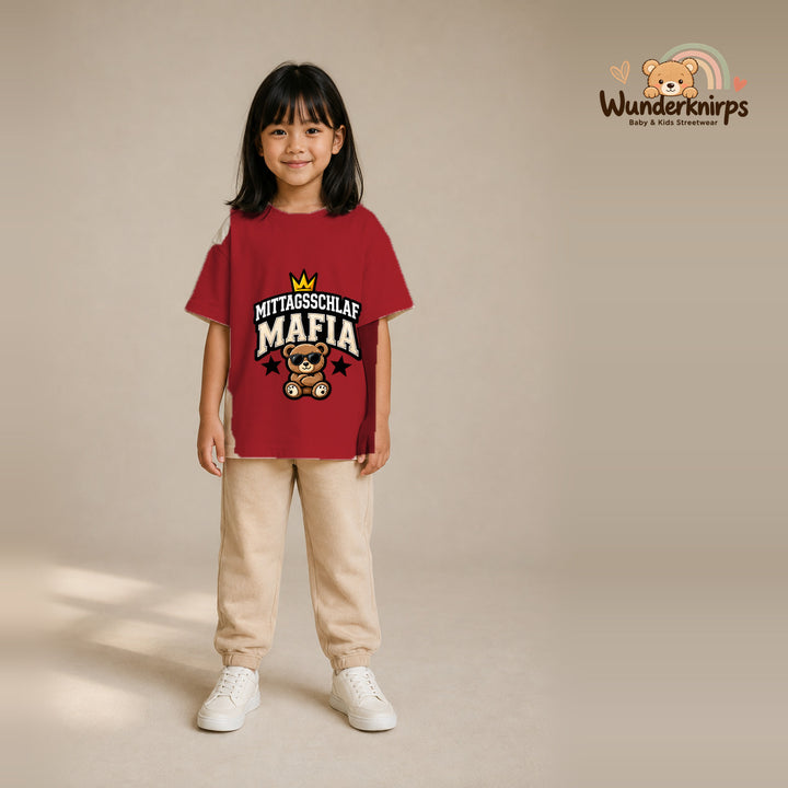 T-Shirt für Mädchen in Rot mit Motiv „Mittagsschlaf Mafia“, getragen von einem Kind – Wunderknirps.