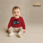 Babybody für Jungen in Rot mit Motiv „Nachwuchs auf Achse“, getragen von einem Kind – Wunderknirps.