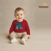 Babybody für Jungen in Rot mit Motiv „Nachwuchs auf Achse“, getragen von einem Kind – Wunderknirps.