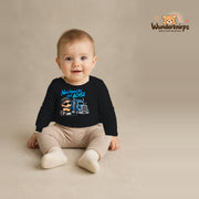 Babybody für Jungen in Schwarz mit Motiv „Nachwuchs auf Achse“, getragen von einem Kind – Wunderknirps.