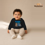 Babybody für Jungen in Schwarz mit Motiv „Nachwuchs auf Achse“, getragen von einem Kind – Wunderknirps.