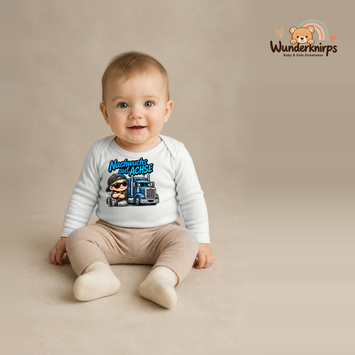 Babybody für Jungen in Weiß mit Motiv „Nachwuchs auf Achse“, getragen von einem Kind – Wunderknirps.