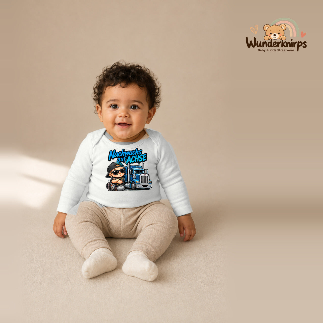 Babybody für Jungen in Weiß mit Motiv „Nachwuchs auf Achse“, getragen von einem Kind – Wunderknirps.