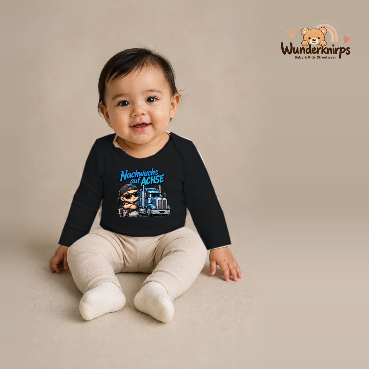 Babybody für Mädchen in Schwarz mit Motiv „Nachwuchs auf Achse“, getragen von einem Kind – Wunderknirps.