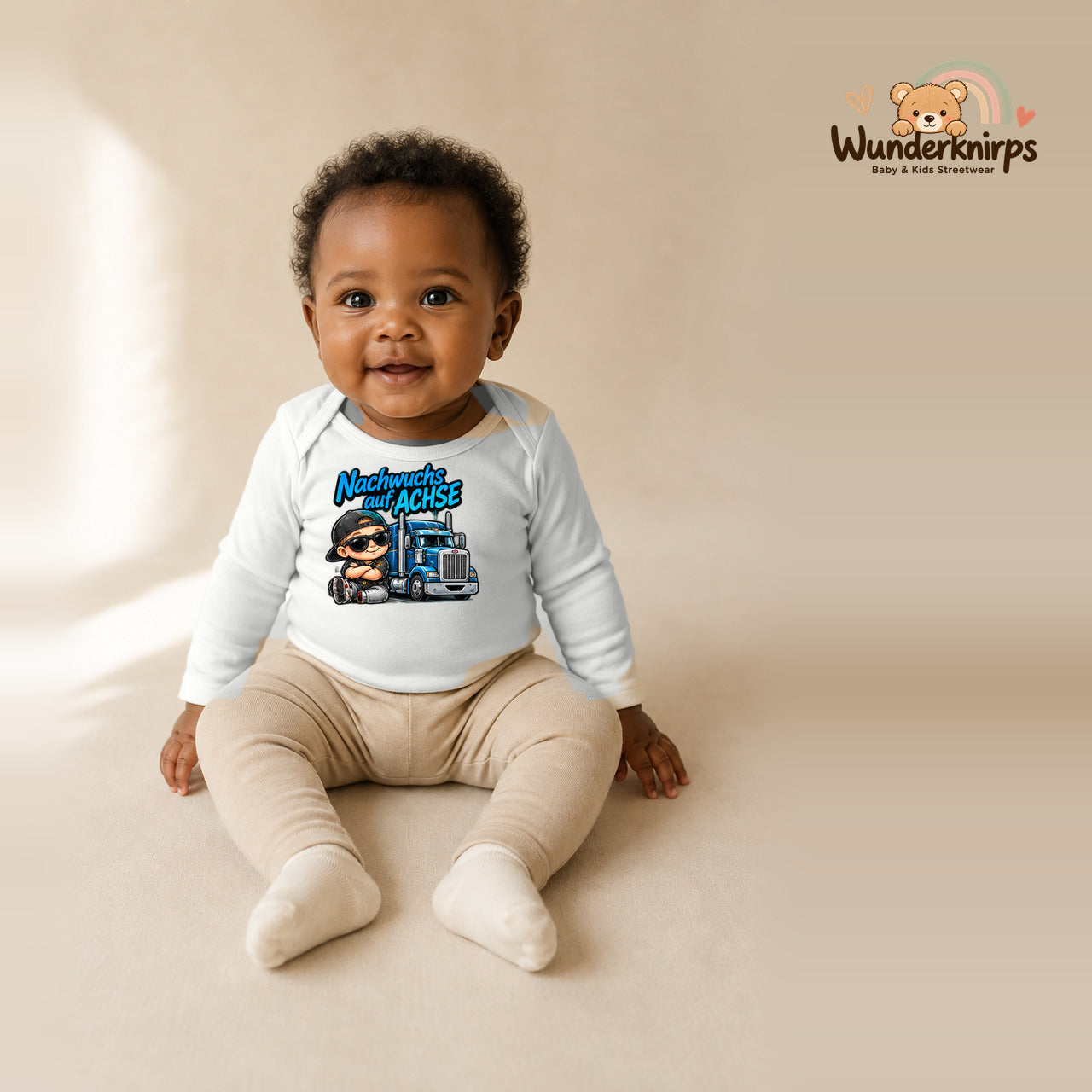 Babybody für Mädchen in Weiß mit Motiv „Nachwuchs auf Achse“, getragen von einem Kind – Wunderknirps.