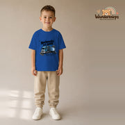 T-Shirt für Jungen in Blau mit Motiv „Nachwuchs auf Achse“, getragen von einem Kind – Wunderknirps.