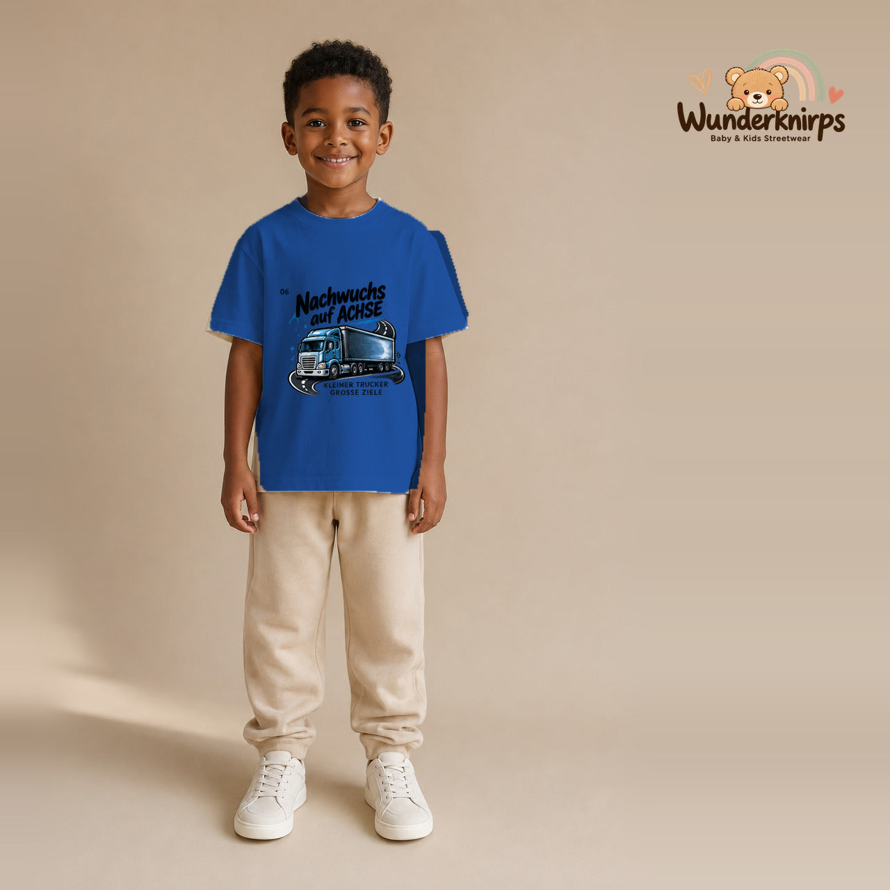 T-Shirt für Jungen in Blau mit Motiv „Nachwuchs auf Achse“, getragen von einem Kind – Wunderknirps.