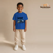 T-Shirt für Jungen in Blau mit Motiv „Nachwuchs auf Achse“, getragen von einem Kind – Wunderknirps.