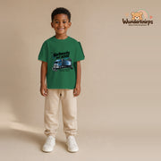 T-Shirt für Jungen in Grün mit Motiv „Nachwuchs auf Achse“, getragen von einem Kind – Wunderknirps.