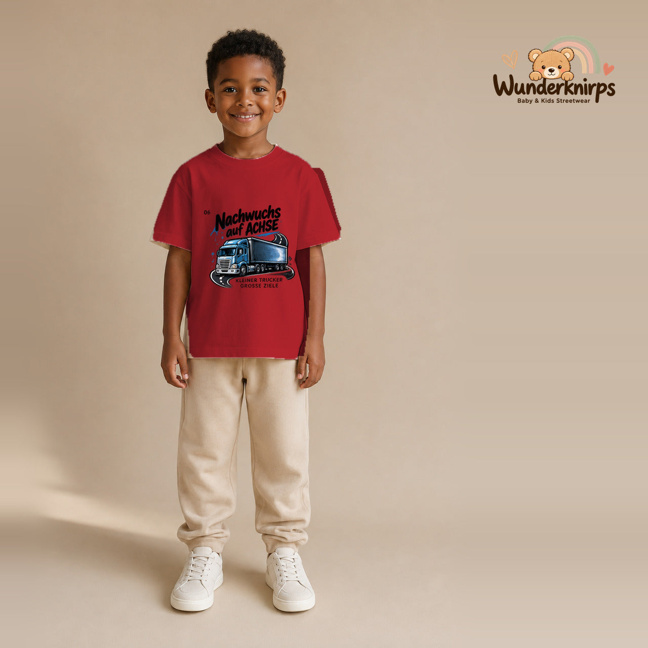 T-Shirt für Jungen in Rot mit Motiv „Nachwuchs auf Achse“, getragen von einem Kind – Wunderknirps.
