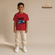 T-Shirt für Jungen in Rot mit Motiv „Nachwuchs auf Achse“, getragen von einem Kind – Wunderknirps.