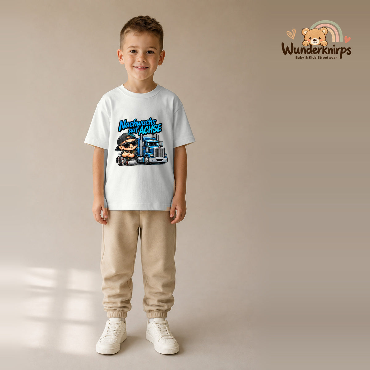 T-Shirt für Jungen in Weiß mit Motiv „Nachwuchs auf Achse“, getragen von einem Kind – Wunderknirps.