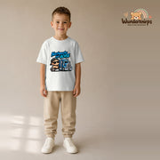 T-Shirt für Jungen in Weiß mit Motiv „Nachwuchs auf Achse“, getragen von einem Kind – Wunderknirps.