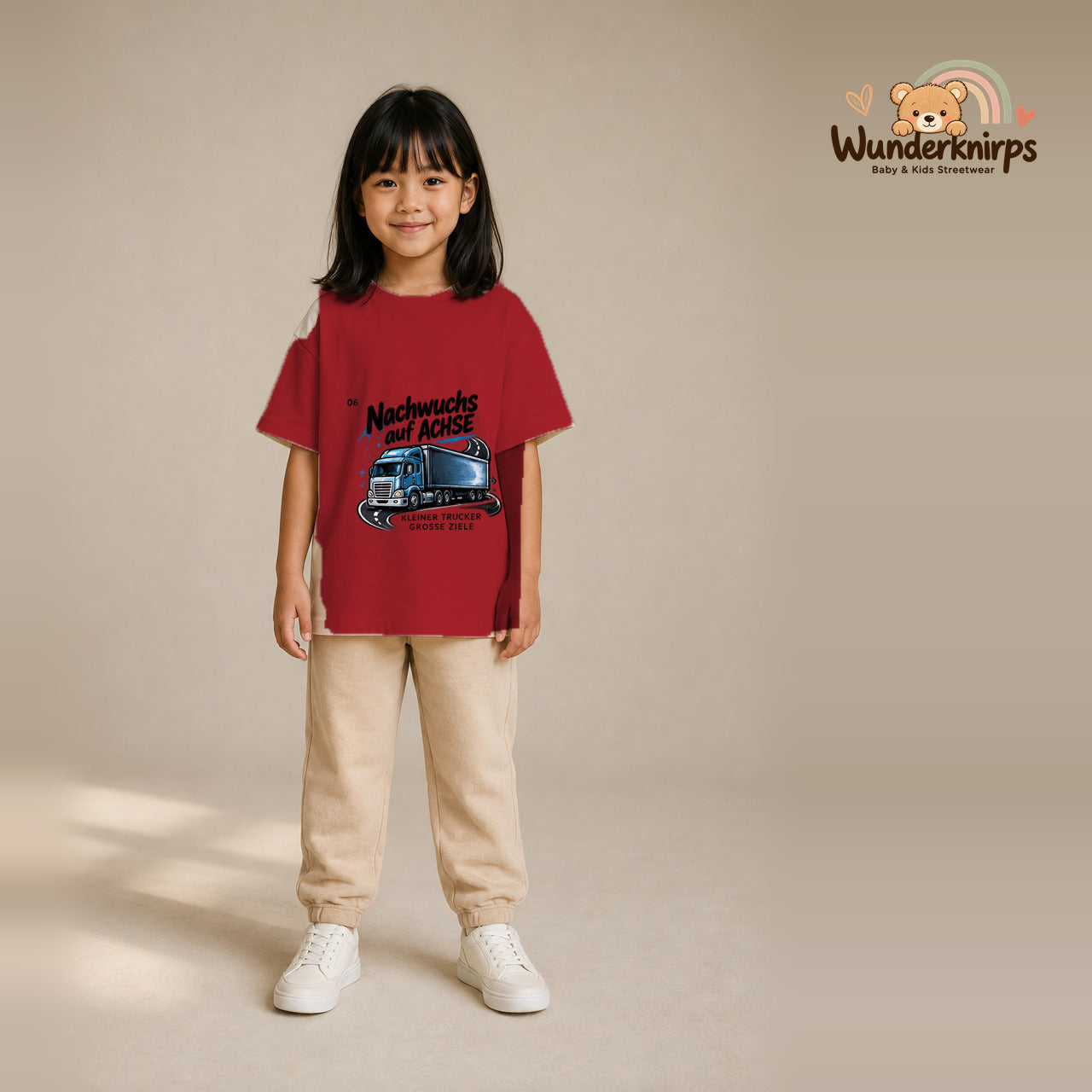 T-Shirt für Mädchen in Rot mit Motiv „Nachwuchs auf Achse“, getragen von einem Kind – Wunderknirps.