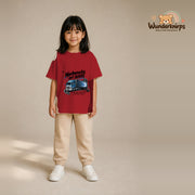 T-Shirt für Mädchen in Rot mit Motiv „Nachwuchs auf Achse“, getragen von einem Kind – Wunderknirps.