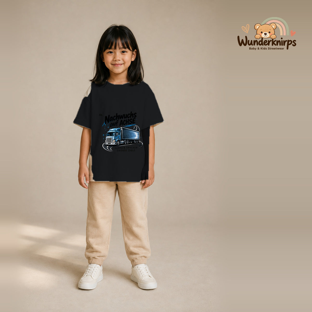 T-Shirt für Mädchen in Schwarz mit Motiv „Nachwuchs auf Achse“, getragen von einem Kind – Wunderknirps.
