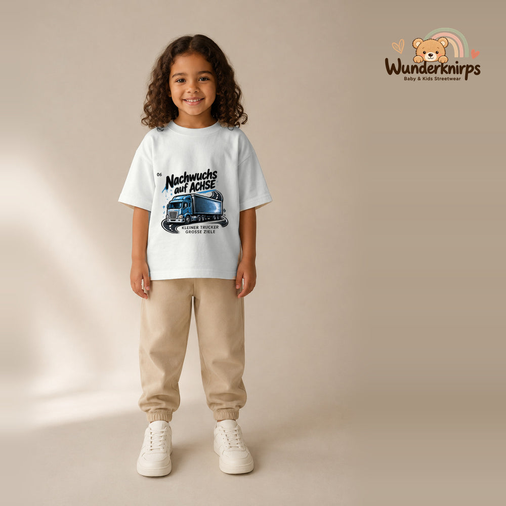 T-Shirt für Mädchen in Weiß mit Motiv „Nachwuchs auf Achse“, getragen von einem Kind – Wunderknirps.