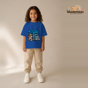 T-Shirt für Mädchen in Blau mit Motiv „Nachwuchs auf Achse“, getragen von einem Kind – Wunderknirps.