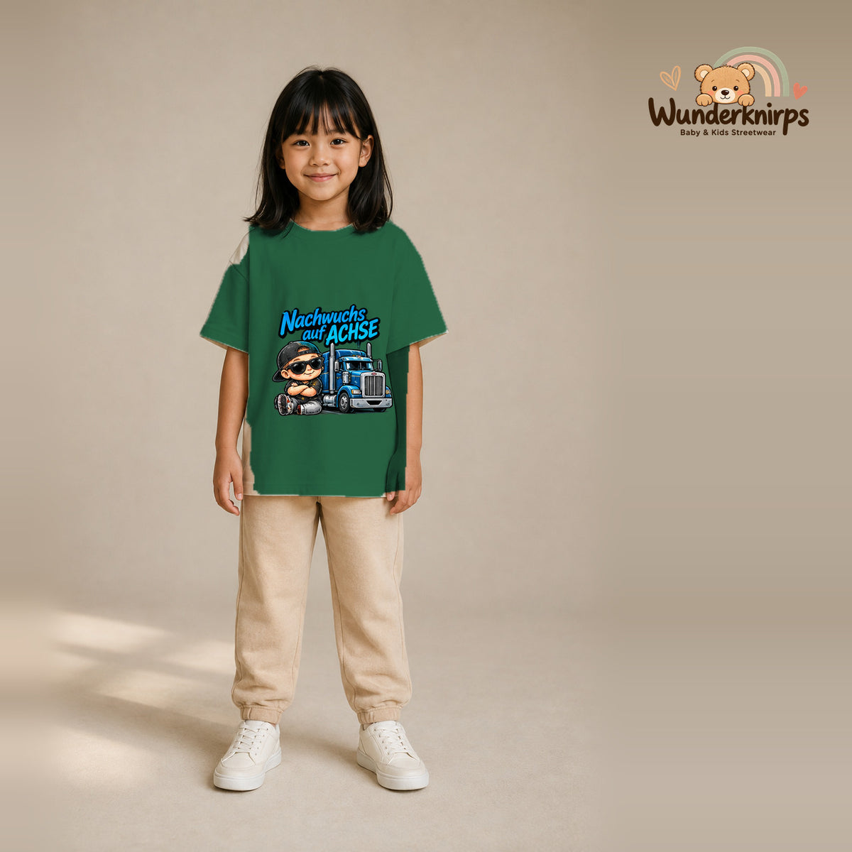 T-Shirt für Mädchen in Grün mit Motiv „Nachwuchs auf Achse“, getragen von einem Kind – Wunderknirps.